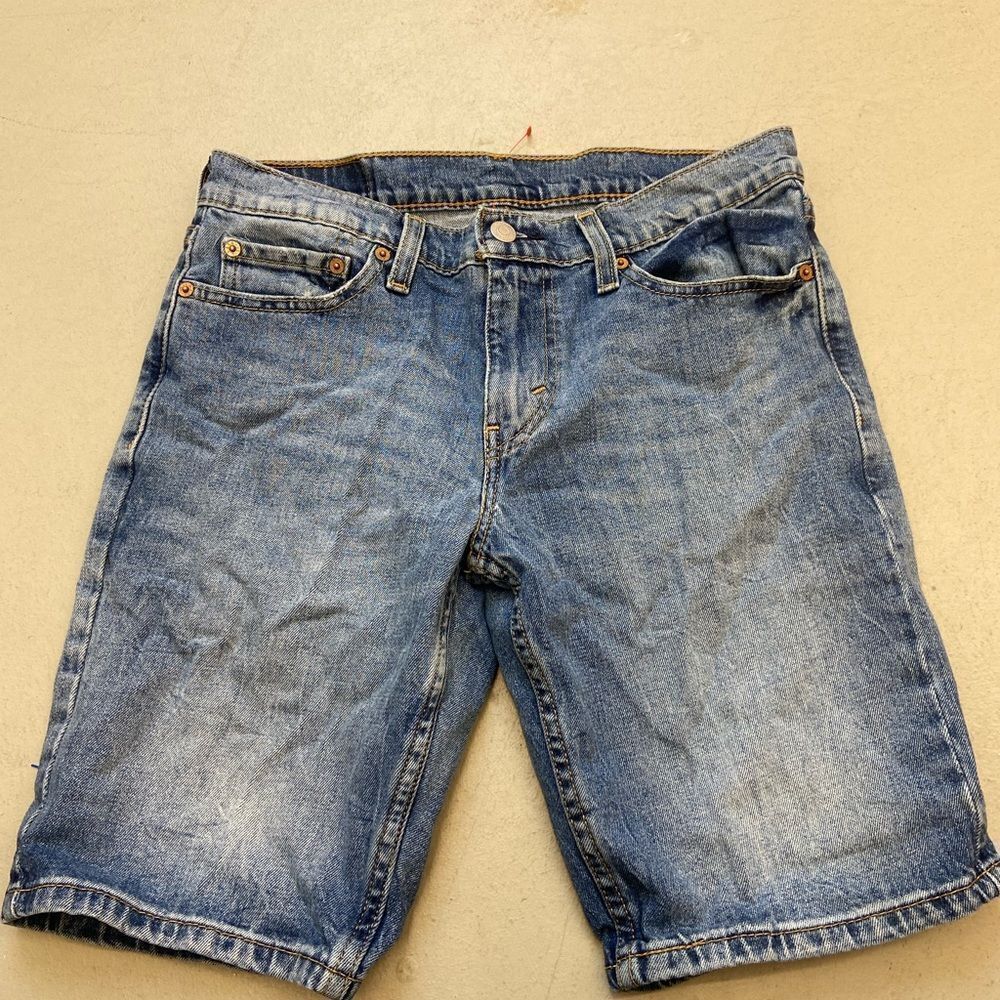 Levi’s denim Bermuda shorts size 30 vs